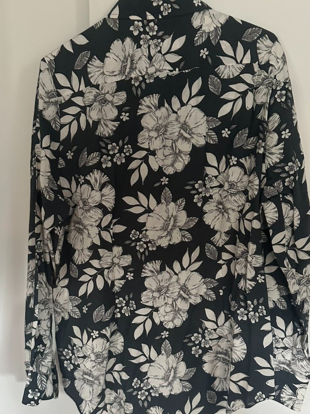 This THE SHIRT by Rochelle Behrens long sleeved blouse in floral print, sized XL